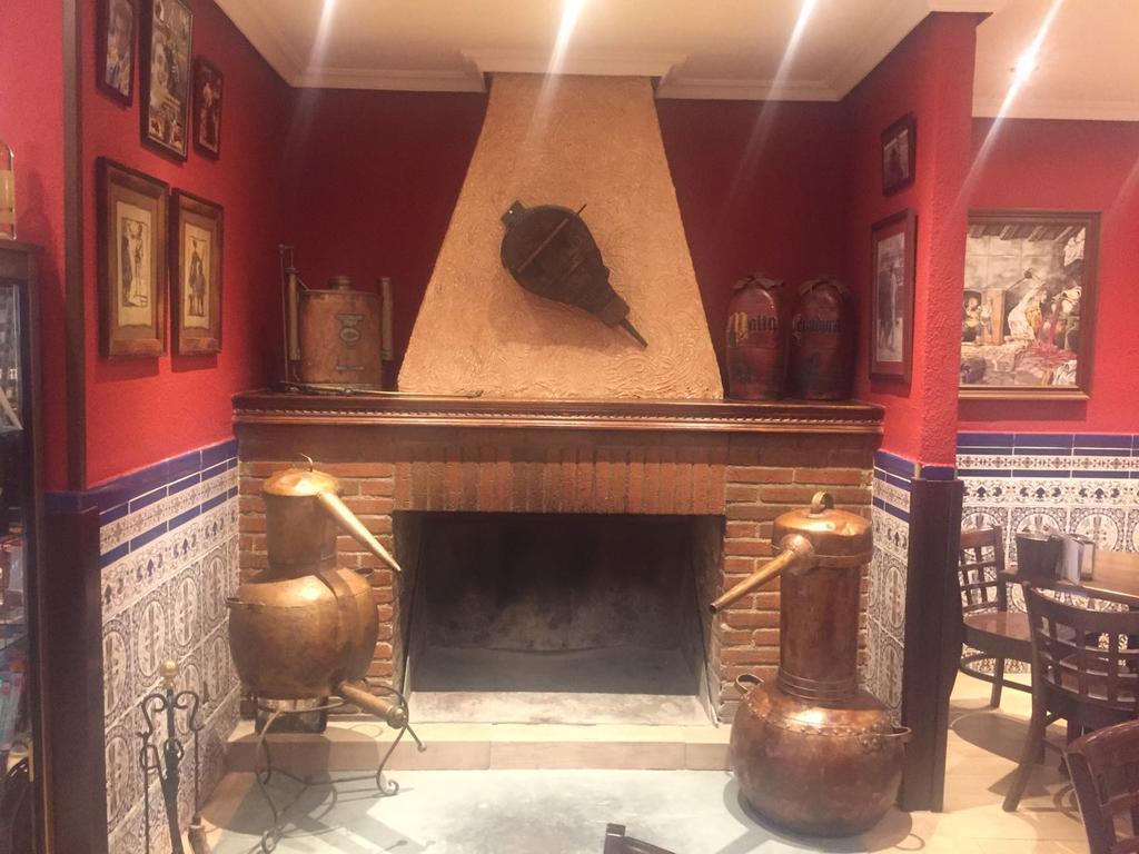 Meson Restaurante La Posada Hostal Calera y Chozas Kültér fotó