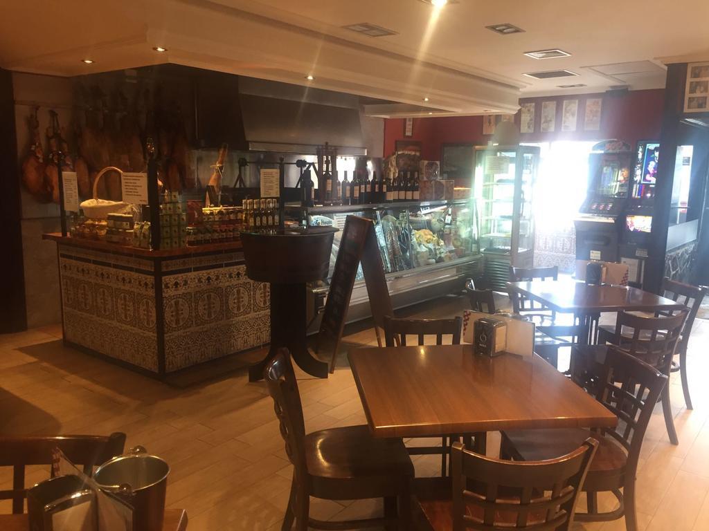 Meson Restaurante La Posada Hostal Calera y Chozas Kültér fotó